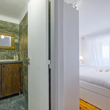 New! Family On The Walls Of Apartment Lissabon